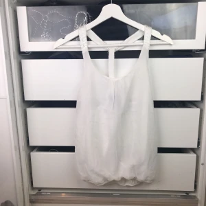  - Supersnyggt linne med paljetter och ”öppen rygg” strl xs! 