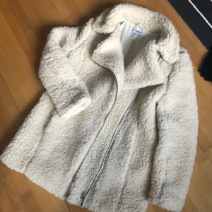  - Säljer nu mina mysiga kappa!! Den sitter inte riktigt som jag hade önskat mig så hoppas att någon annan känner sig mer hemma i den. Köpte den här på Plick förra året men har själv aldrig använt den.   En superhärlig kappa till hösten. Den är varm och mysig som bara den. 