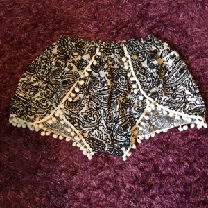  - Ett par gulliga mysshorts med bollar som hänger ner