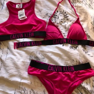 Calvin Klein - Säljer jättefint bikinisett från Calvin Klein.  Den ena bikinitoppen är oanvänd med prislappen kvar (690kr) och dom andra har jag använt några få gånger.