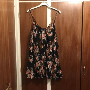  - Blommig klänning från nelly.com, aldrig använd, strl xs.