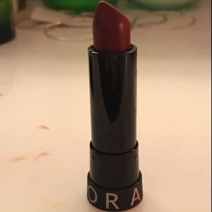  - I princip oanvänt (bara testat) mörkrött läppstift från Sephora! Färgen är lite mörkare än det ser ut på bilden, kan skicka fler bilder om det önskas! :) 