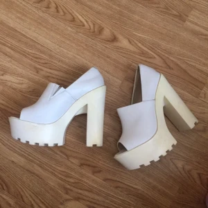  - Säljer dessa supercoola och superbekväma klackar från river Island! 