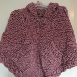  - Härlig stickad poncho med luva. 100% ull, ifrån märket Rabens Saloner. Använd 3-4 gånger, gott skick. One size. 