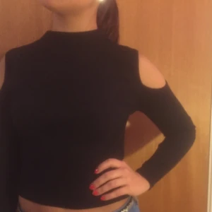  - Svart magtröja med öppna axlar och dragkedja baktill. Köpt på H&M för 249kr. Storlek S. Köparen står för frakt kostnaden🌸