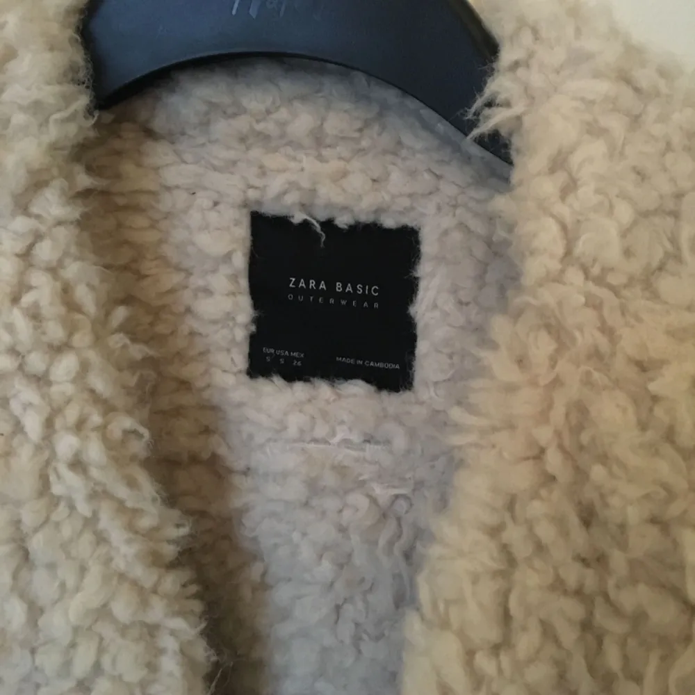 Mockajacka med päls, köpt på Zara förra vintern, använd 2ggr. Frakt tillkommer ❣️. Jackor.