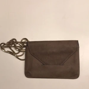  - Filippa K beige clutch. Väl använd men fortfarande lika snygg. Liten i storlek. Nypris 1200