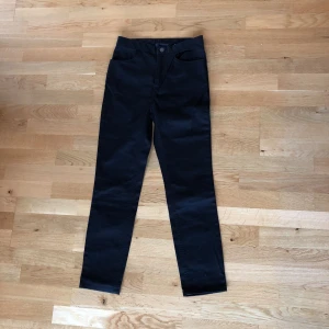  - Helt oanvända Monki jeans. Utgången style ”daria trouser”, höga i midjan med stretch, inga hällor med fickor bak och fram. Köparen betalar frakt ✨