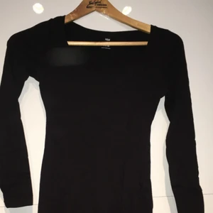  - Storlek XS! Långärmad lite längre tröja/klänning. Lite för kort för mig som är 175. 