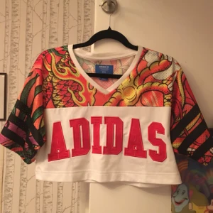  - Croptop från adidas Rita Ora knappt använd