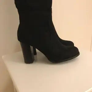 Overknee boots, aldrig använda så i perfekt skick. Storlek 39kr. Frakt tillkommer 