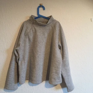  - Tjocktröja med mysigt, mjukt material inuti från monki. Postat eller möts runt Enskede/Gubbängen:))