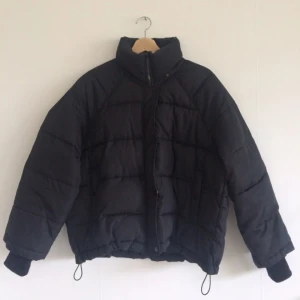  - Skitsnygg puffarjacka från HM Trend förra året. Jättebra skick och har en medföljande luva som går att sätta på eller ta av. 