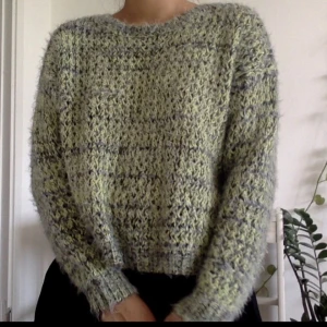  - Jätteskön och fin stickad tröja från ASOS. I perfekt skick! Färgen är mer som på bild två. Köparen står för frakt! 🍒