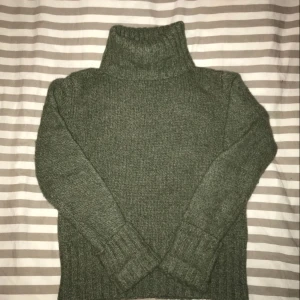  - Hej! Säljer en stickad polotröja som jag köpt på secondhand. Har dock aldrig använt den. Kan mötas upp i Gävle eller fraktas, då köparen står för frakten! 