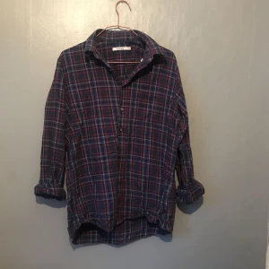  - Äldre skjorta från Dressmann. Den är i mycket fint skick och är superskön! Inga skavanker. Frakt 30kr.