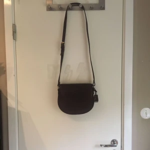  - Snygg väska med gulddetaljer från märket Glamorous, köpt på ASOS! Använd 1 gång! Bra skick! Köparen står för frakten! 