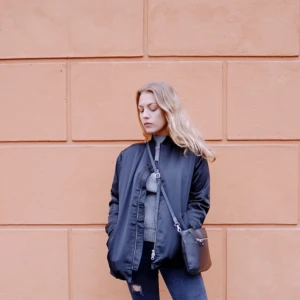  - Glansig, svart bomberjacka från Weekday i rak modell.