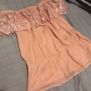  - Rosa off shoulder, använt en gång, köparen står på frakten