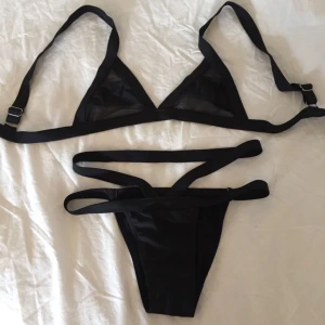  - Svart bikini med meshdetalj på överdelen, midjeband på underdelen. Aldrig använd, plastskydd finns kvar i underdelen. Dock är den mer som S än M ✨ frakt 20kr 