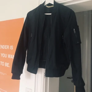  - Jacka från Whyred  Sparsamt använd i jättefint skick! Köparen betalar frakt✨ finns annars att hämta i centrala Malmö