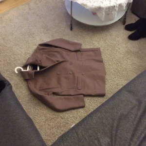  - Lila kappa från & other stories med dubbelknäppning  Supersnygg kappa som bara har använts en gång. Nypris: 1 700 kr  💁💁☺️