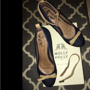 Skor från Molly Holly har bara använt en gång så den är ny. Köparen står för frakt. 