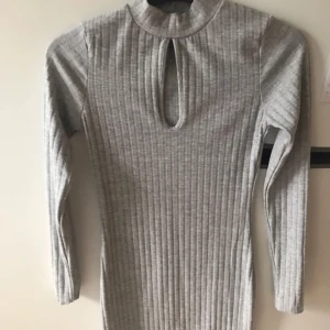  - Kort snygg klänning från bik bok. Endast använd en gång. 