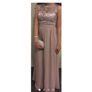  - Sjukt snygg balklänning, använd endast vid ett tillfälle men är så gott som ny! 300kr plus frakt. Tar även emot pengar via swish om det önskas. Kontakta mig om du har frågor/innan köp✨☺️ köpt från diabless för 1000kr