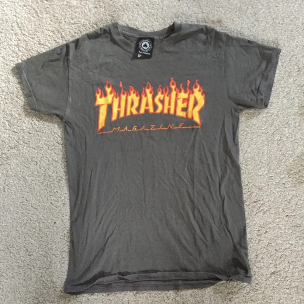 Min coola tisha från Thrasher som jag använt sparsamt. När jag fick den så hade den en missfärgning när bak som man kan se på bild 2. Hade den bara instoppad så fläcken syndes aldrig🌻🌻. T-shirts.