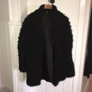  - Svart fakepäls jacka! Bra skick 