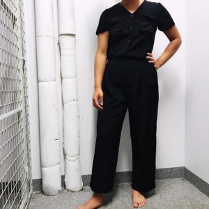  - Jumpsuit från Gina Tricot i storlek 34 (passar även 36) säljes för 100kr, frakt tillkommer. (Kan även mötas upp i Malmö) Betalning sker via swish. 