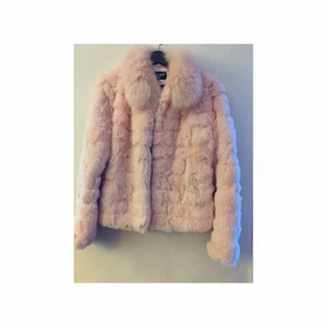  - Rosa pälsjacka i storlek 34/36. Väldigt varm och skön. Sparsamt använd. Fraktkostnad tillkommer 🌸  Pris kan diskuteras vid snabbt affär! 
