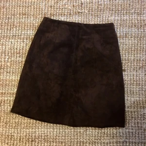  - Mörkbrun mockakjol med högre midja. Fint skick! Kan mötas i Sthlm, alternativt betalar köpare frakt. Swish! 