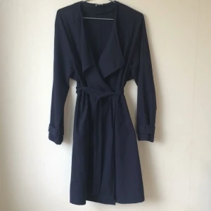  - Tunnare höstkappa i klassisk marinblå färg. Superfin att ha till exempelvis jobb som kräver en "smart"klädsel, men fungerar också att "klä ner" med ett par sneakers. Säljer den eftersom den blivit för liten för mig 🥀 Den är köpt på HM.