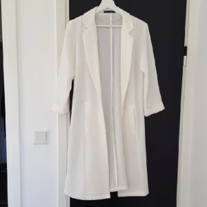  - Superfin vit Trenchcoat! Endast använd vid ett par tillfällen. 🌼