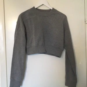  - Sweatshirt i magtröjemodell från weekday. Knappt använd.