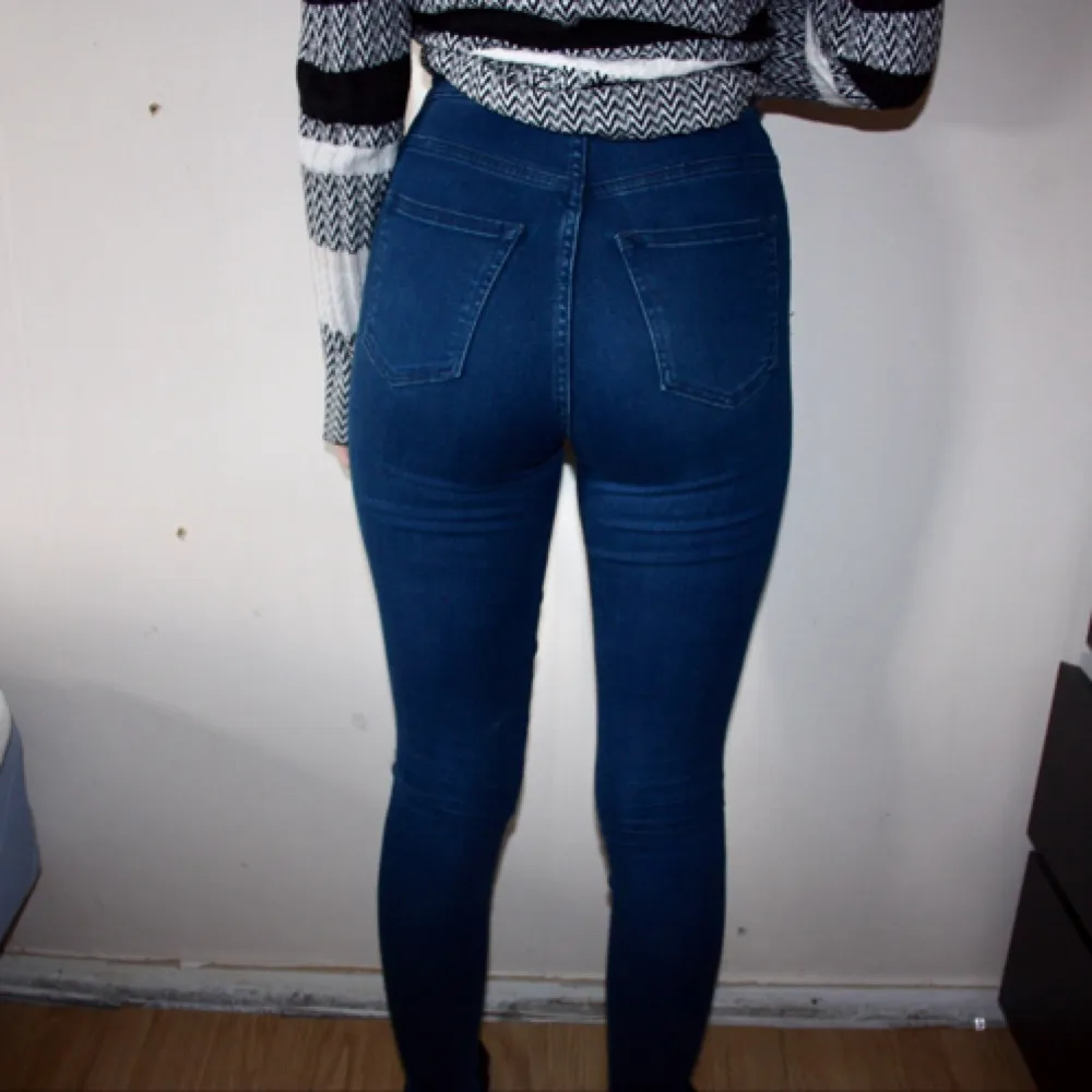 Mörkblå Superhöga jeans från BIKBOK. Storlek XS/31. Frakt 60kr. Jeans & Byxor.