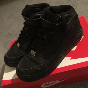  - Mycket sparsamt använda Nike Air Force 1, för stora för mig därför knappt någon användning av dem. Rengörs innan köp