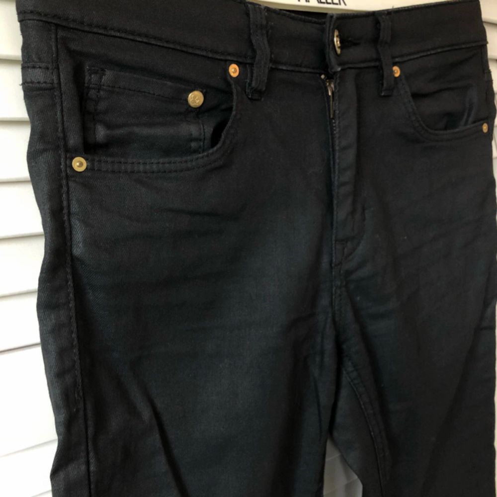 Vaxade svarta jeans från H&M i | Plick Second Hand