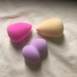  - 3 st sminksvampar, såklart aldrig använda går att använda till concealer foundation mm swish går bra köpare står för frakt