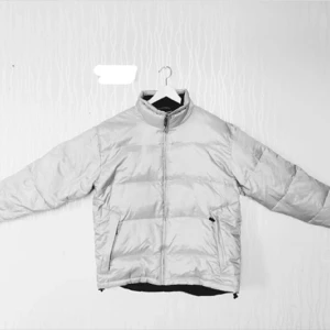  - Säljer min fina puffer jacket i silver i jättebra skick! Frakt tillkommer 💕