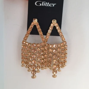  - Örhängena, aldrig använt, nypris 155 SEK