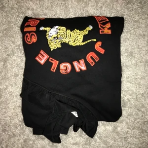  - Storlek M! Aldrig använt sen jag köpte den tyvärr så den får säljas :) kan skicka fler bilder på den 