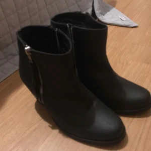  - Fri frakt eller mötes upp i Helsingborg. Har använt en gång men de är för stor för mig. 