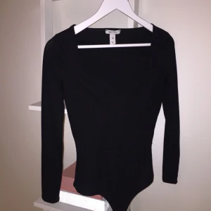  - Oanvänd body, för den är för trång i armarna för mig. 