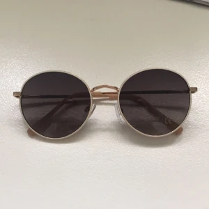  - Solglasögon från Vero Moda, beställda från Nelly. ALDRIG använda och superfina men passar inte mig. Betalning via swish eller kontant, kan mötas upp annars står köparen för eventuell frakt🕶