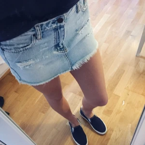  - Jättefin jeanskjol från Pull och Bear. Använd ett fåtal gånger. Storlek 34 men passar mig som har S/36 superbra. 