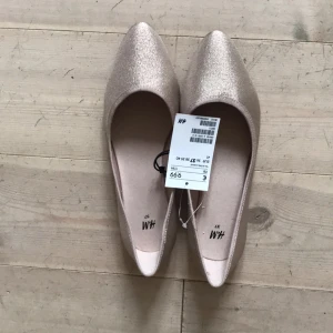  - Sprillans nya ballerina i nude/glitter från h&m  Storlek 37 (tags kvar, helt nya)  nypris 100:- 