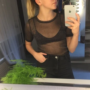  - GLITTERTOP ✨ svinsnygg glittrig meshtop från Zara som använda för lite!! Knappt använd och mycket gott skick!! 